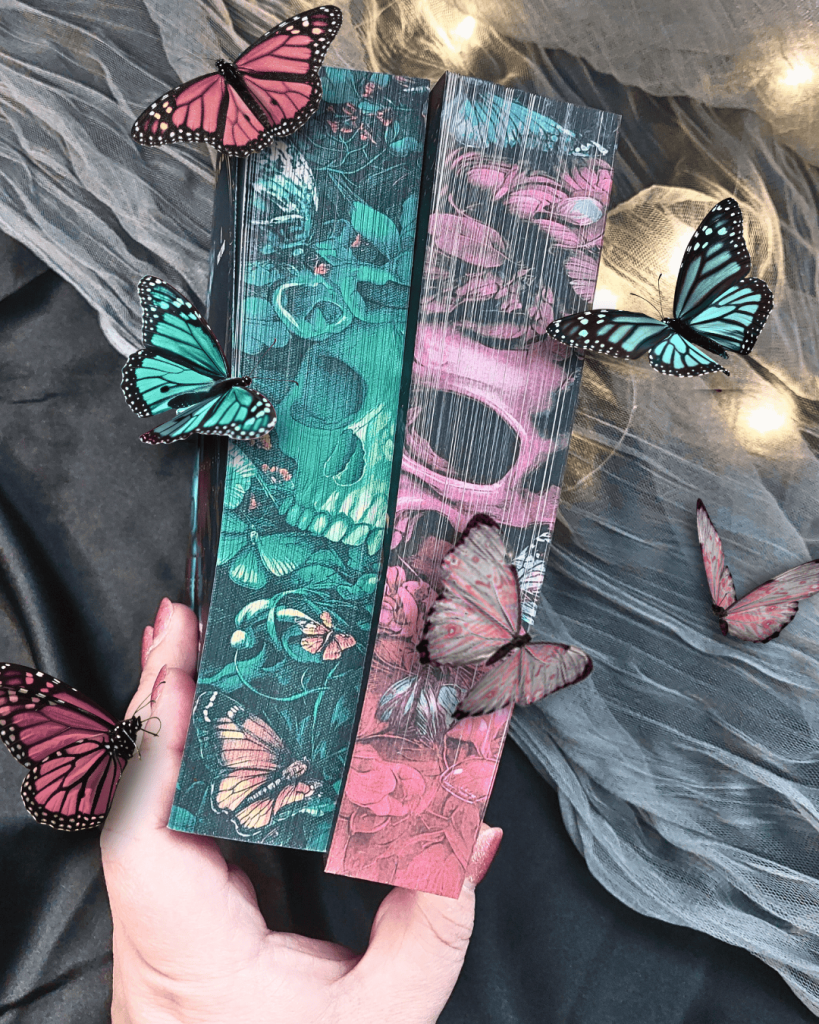 A könyvben tovább folytatódik a véreskezű Csontváz Banda története.